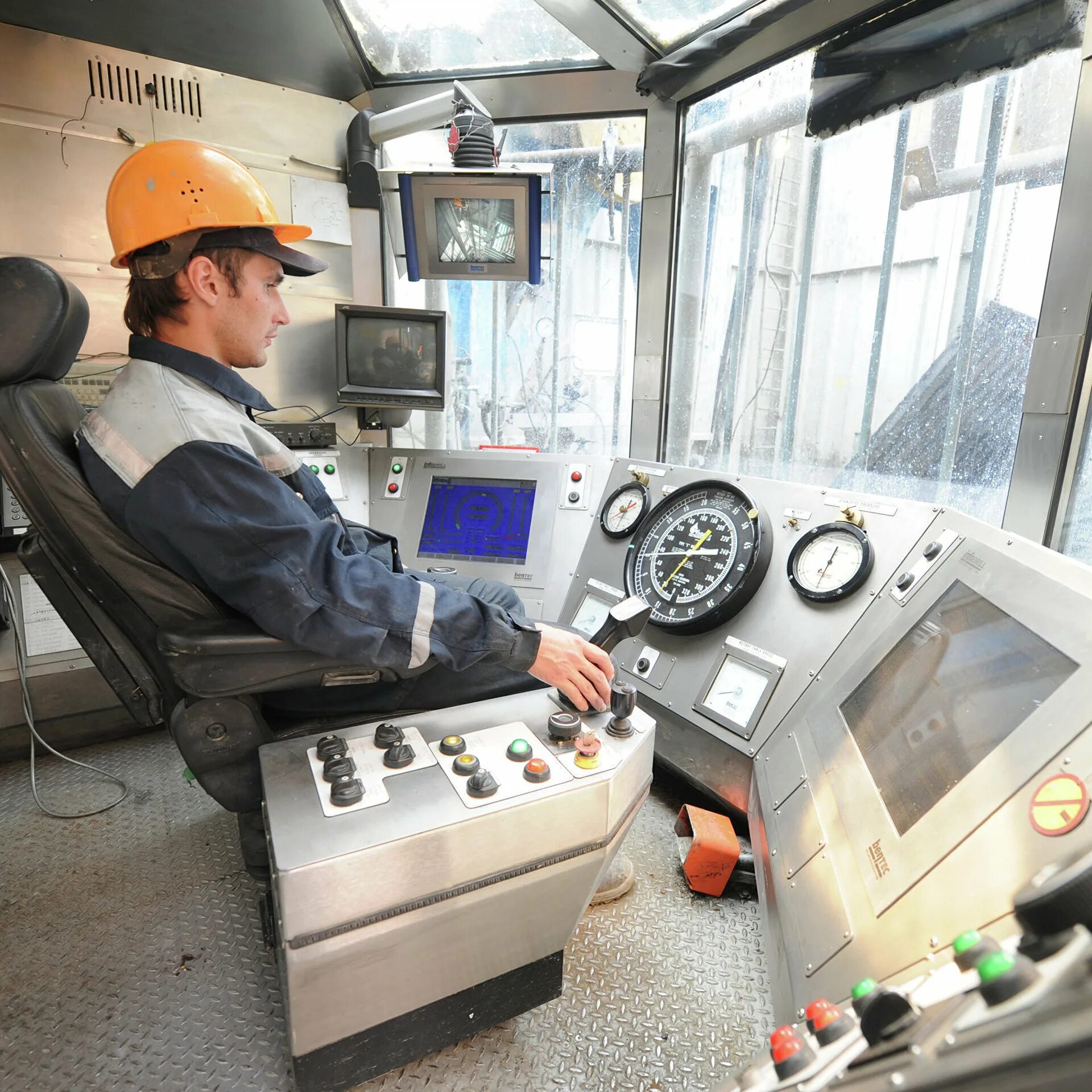 Помощник бурильщика прс. Монитор бурильщика гти. Блок бурильщика крс упа 60/80. Оператор буровой установки. Буровая компания евразия когалым.