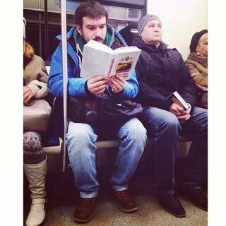 А люди стоят с букетами в метро