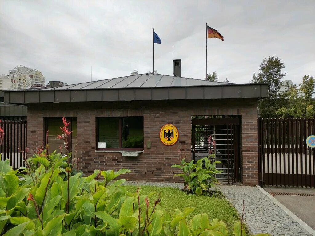 Посольство федеративной республики германия в москве. Мосфильмовская 56 посольство германии. Посольство германии в москве фото здания. Посольство германии в москве мосфильмовская 56. Консульство фрг.