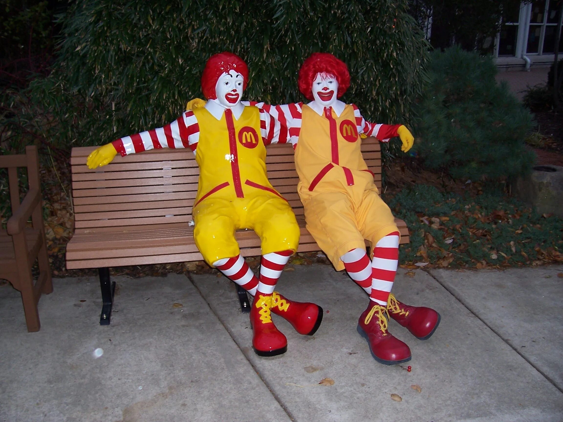 Как то два клоуна. Ronald mcdonald на скамейке. клоун. два клоуна. смешной клоун.