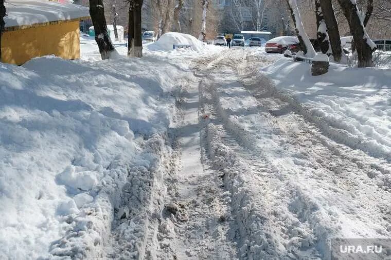 Дороги не чистят от снега. Неочищенные дороги от снега. Неочищенные дворы от снега. Неочищенная дорога от снега. Снег в Кургане.