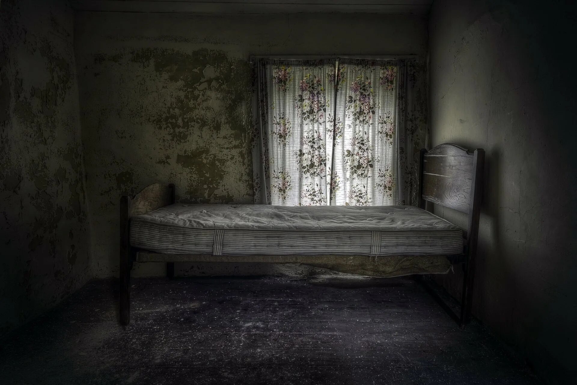 Old bedroom. Страшная комната. Старая кровать. Заброшенная комната. Старая комната.