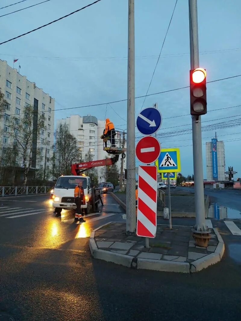 Пешеходный переход. Горсвет Архангельск. Пешеходный переход со светофором. Красный пешеходный переход.