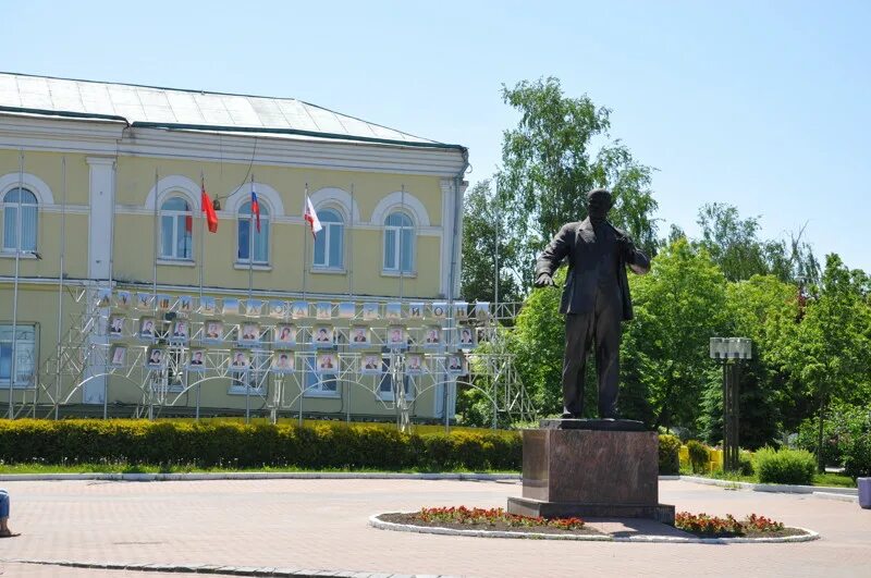 Дмитров г м. Центральная площадь г Дмитров. Ленин памятники Дмитрова Московской области. Памятник Ленину в Дмитрове. Ленин в Дмитрове.