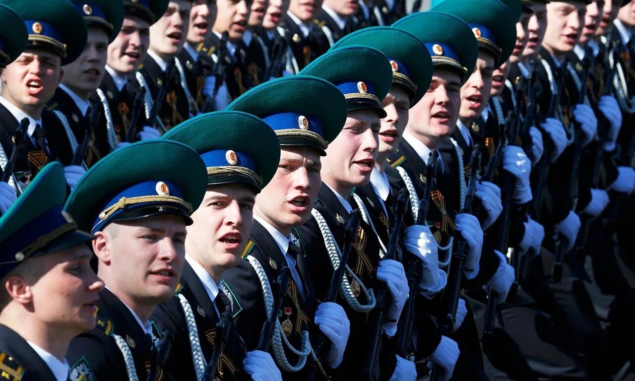 Несколько офицеров