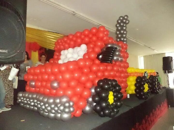 Машина из шаров. Машинка из воздушных шаров. Машина из шариков воздушных. Пожарная машина из воздушных шаров. Грузовая машинка из шаров.
