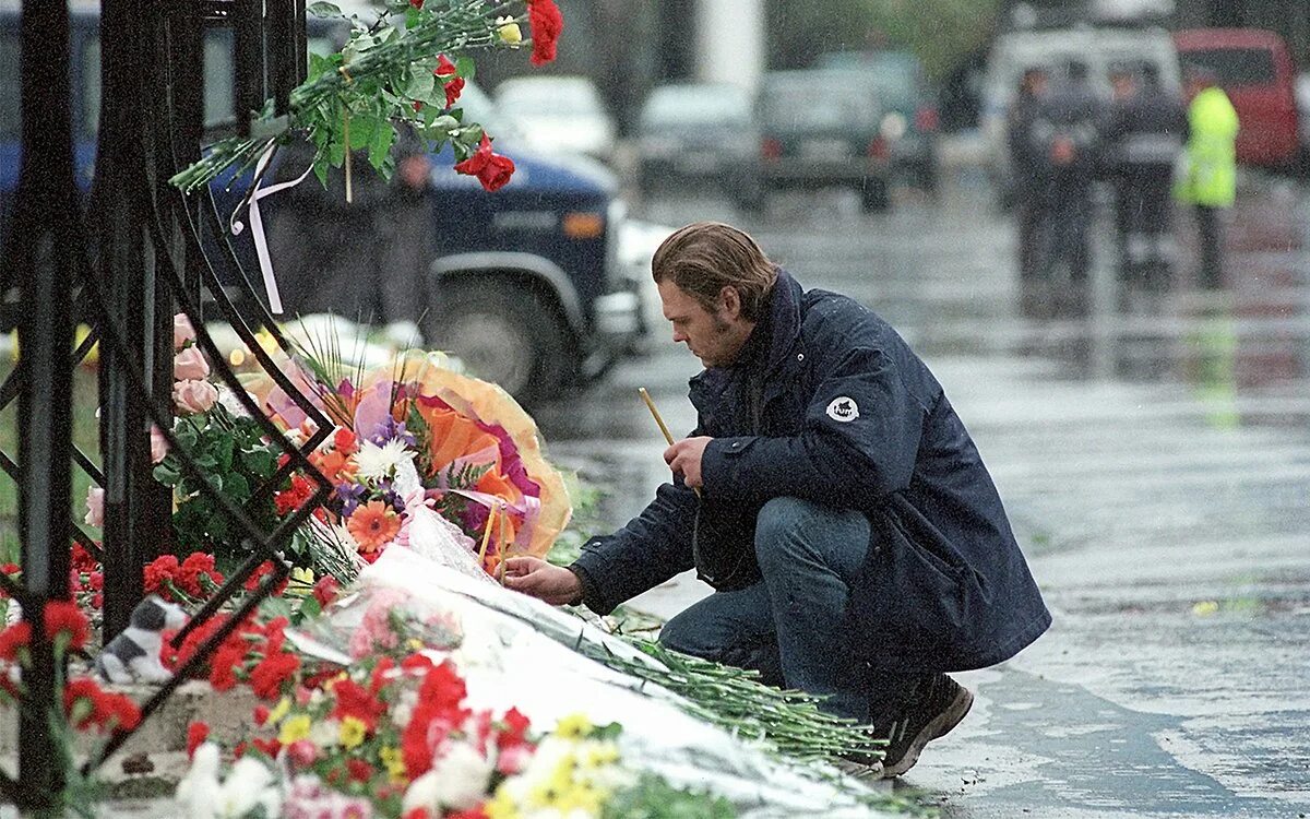 Теракт в москве день траура. Теракт на Дубровке Норд ОСТ 2002. Теракт на Дубровке Норд-ОСТ штурм. Теракт на Дубровке («Норд-ОСТ») (23.10.2002 — 26.10.2002, Россия). 23 Октября 2002 года теракт.