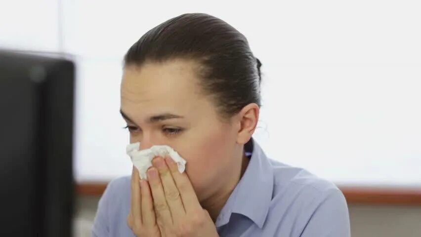 Кровотечение из глотки. Носовое и ушное кровотечение;. Человек сморкается. Из носа идет коричневый. Частые простудные заболевания у взрослых.