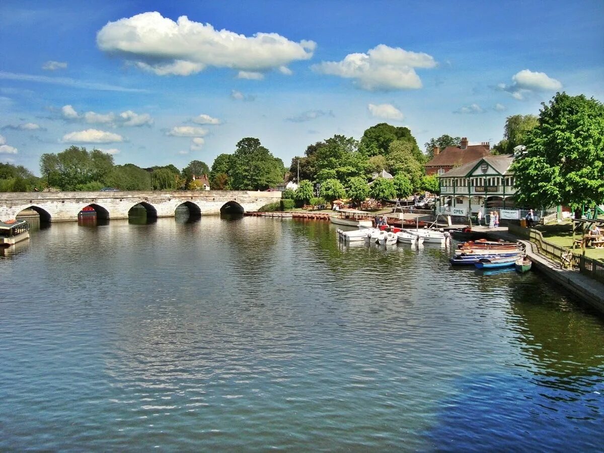 Stratford upon avon shakespeare. Стратфорд-апон-эйвон. Stratford-upon-Avon Шекспир. Город Стратфорд Англия. Городке Стратфорд-на-Эйвоне.