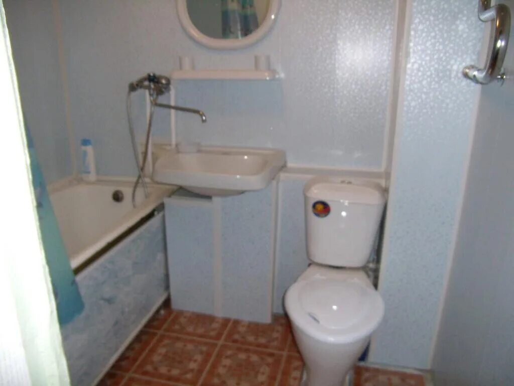 Морозова 105 подъезд сыктывкар. Комната со своим санузлом эжва. Комната со своим санузлом эжва. Санузел в 5 этажках. Маегова 20 сыктывкар кризисный центр для мужчин.