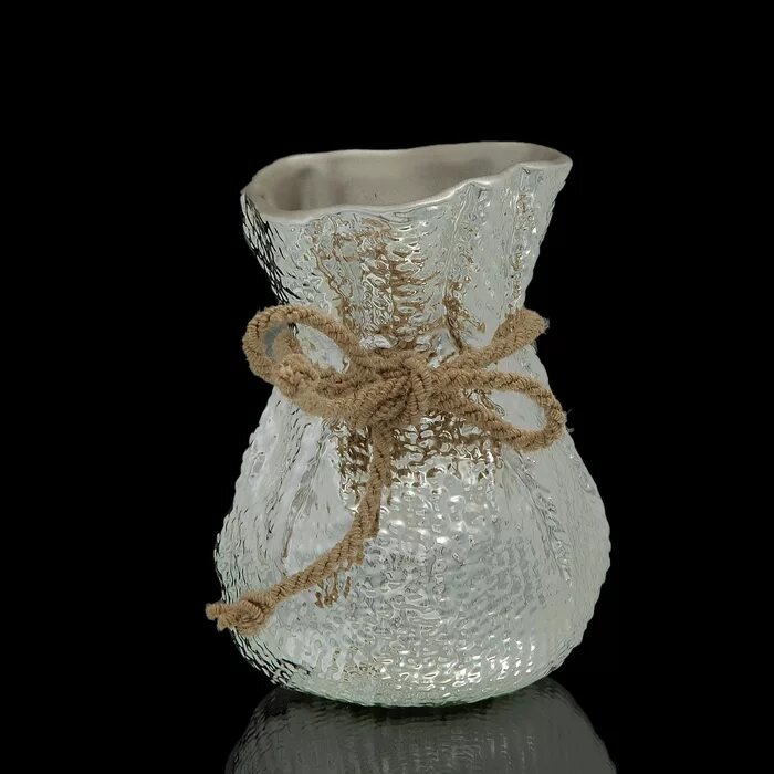 Керамическая ваза- мешочек. Ваза мешок керамика. Ваза мешок с ручкой. Ваза для цветов стекло лёд.