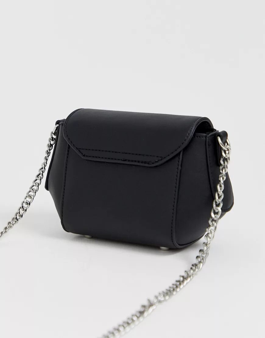 Сумка через плечо с замком. Модные маленькие сумки. Сумка на цепочке через плечо. Женская сумка через плечо с кармашками. Сумка через плечо женская.