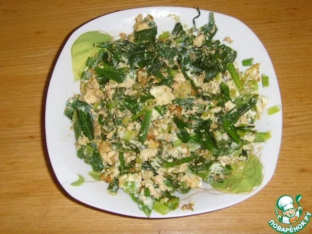 Скоро черемша. Блюда с черемшой жареные с яйцом. Черемша блюда из черемши. Черемша салатная. Салат с черемшой.