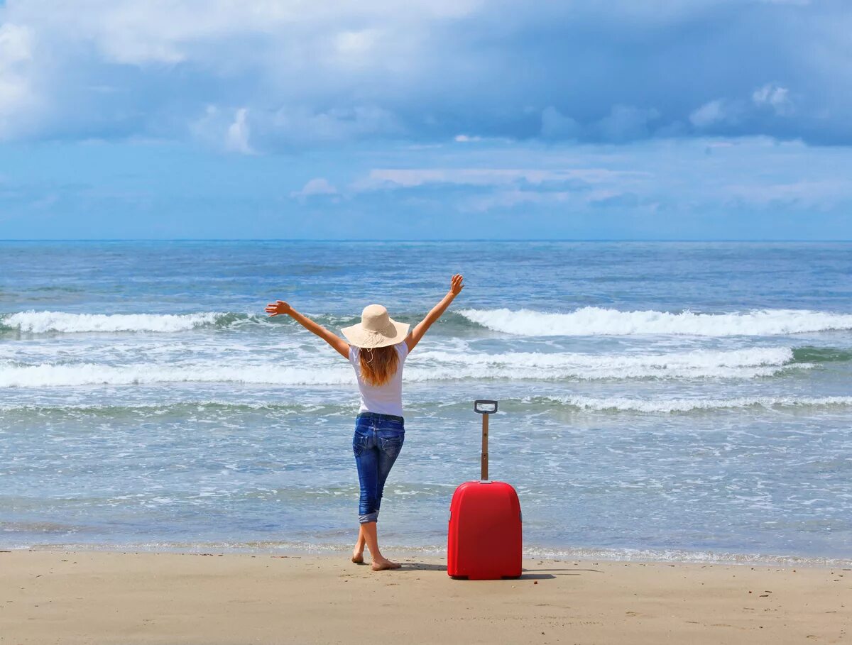 Счастливый отпускник средняя полоса. Тревел Холидей. Travelling Beach. The Travels. People go on holiday to the