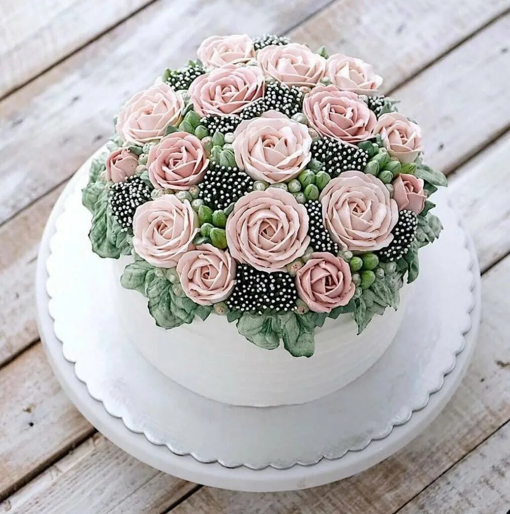Торт с цветами. Украшение торта розочками. Украшение торта кремовыми розами. Красивые кремовые торты. Красивый круглый торт