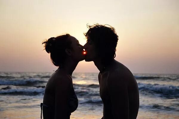 Поцелуй на море. Нежный поцелуй у моря. Поцелуи на пляже. Море поцелуев. Summer kiss