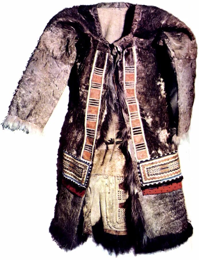 Ительмены кухлянка. Совик одежда ненцев. Кухлянка одежда народов севера. Как называется одежда из шкур. Национальная одежда коряков из оленьих шкур.