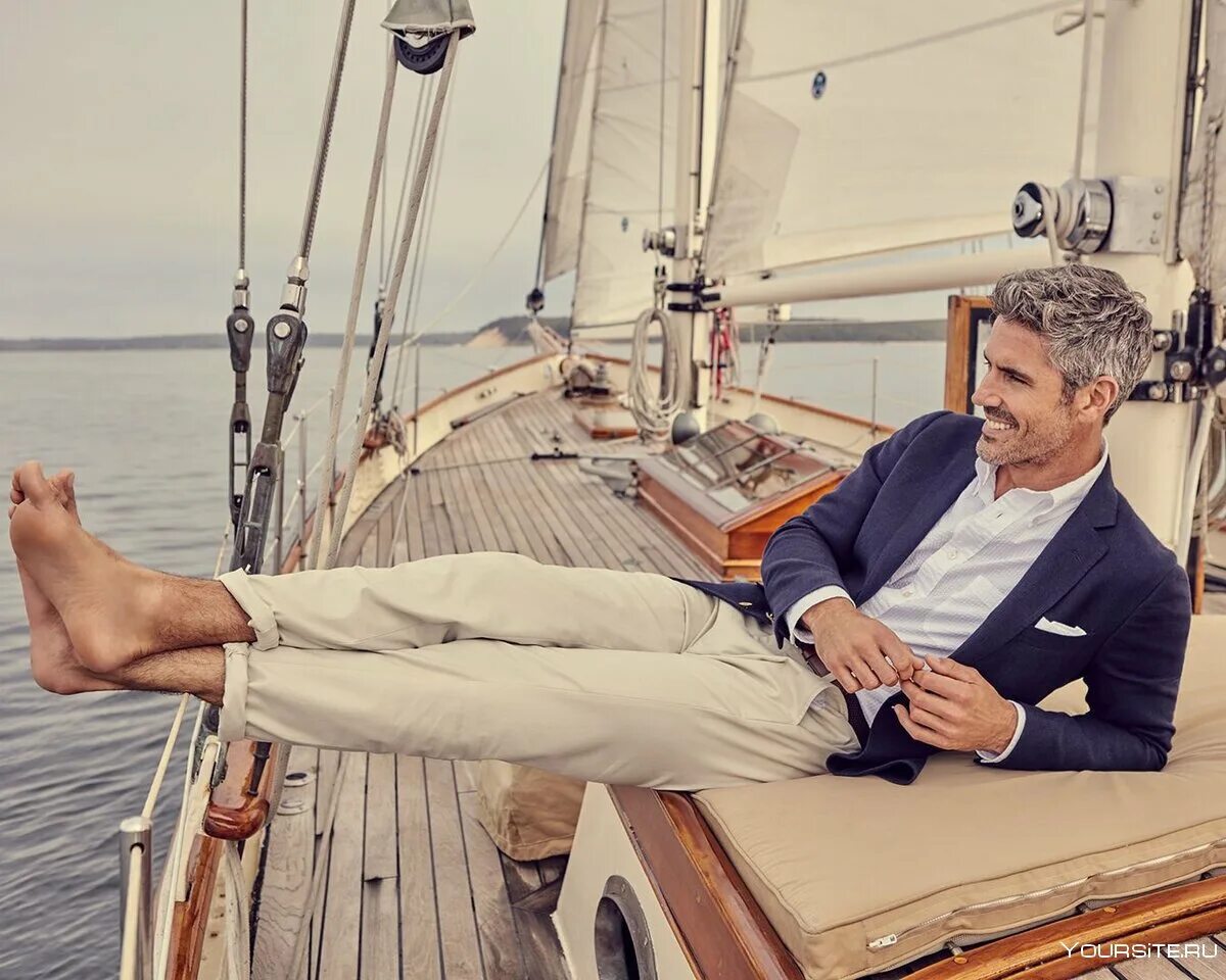 Яхта надаля фото. Азимут 50 2007. Мужчина на яхте. Мужчина на палубе. Алекс томсон яхтсмен.