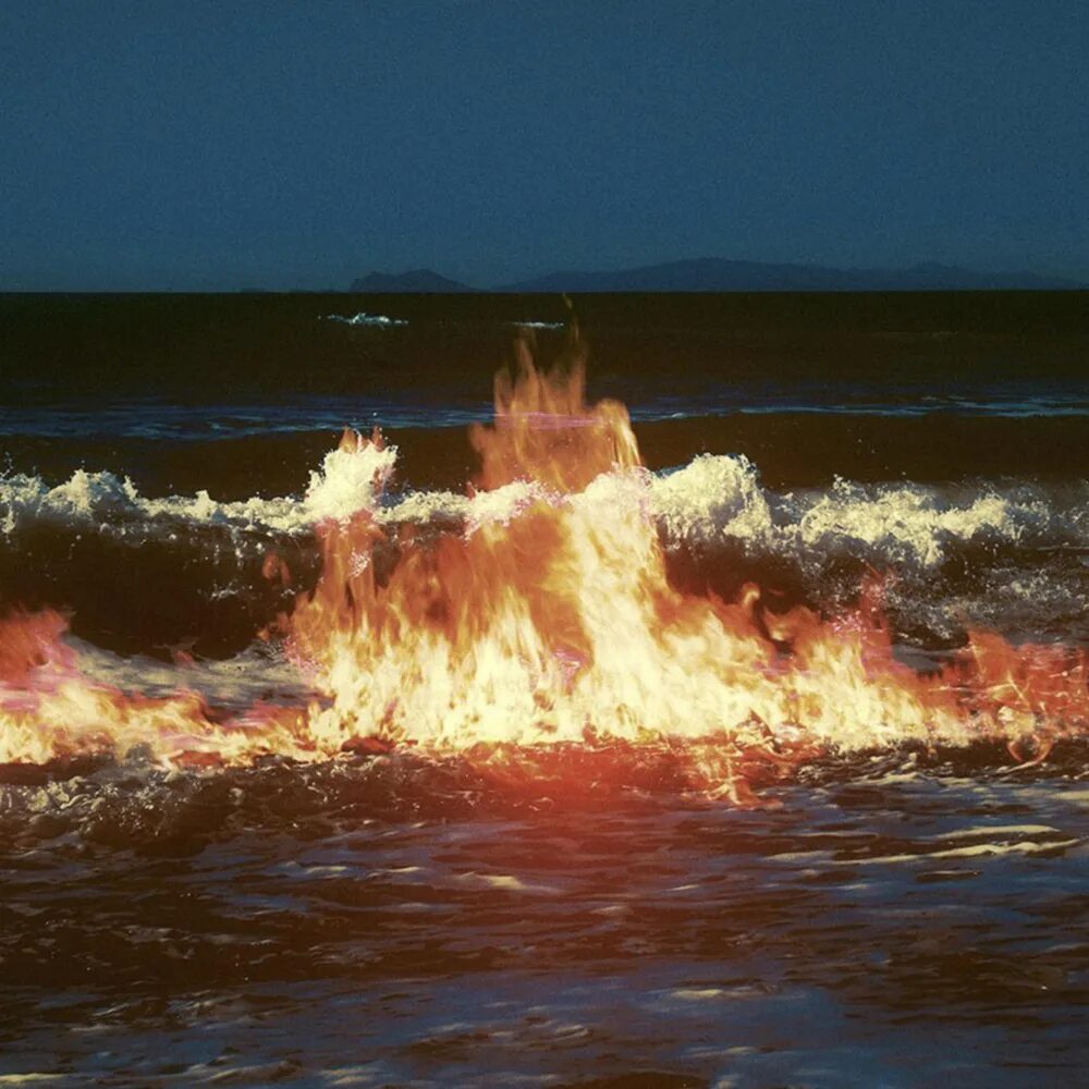 Море горит текст. Горящее море. горящий океан. огонь и море. огонь и вода.