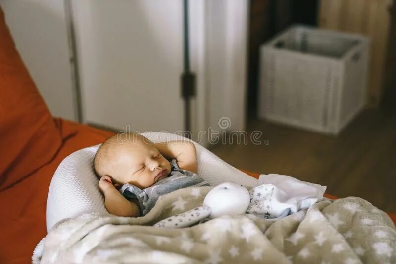 Ребенок сопит в коконе. Можно спать ребенку в коконе ночью. Кокон для сна в родительской кровати. Маленький ребенок в люльке. Новорожденный в доме.