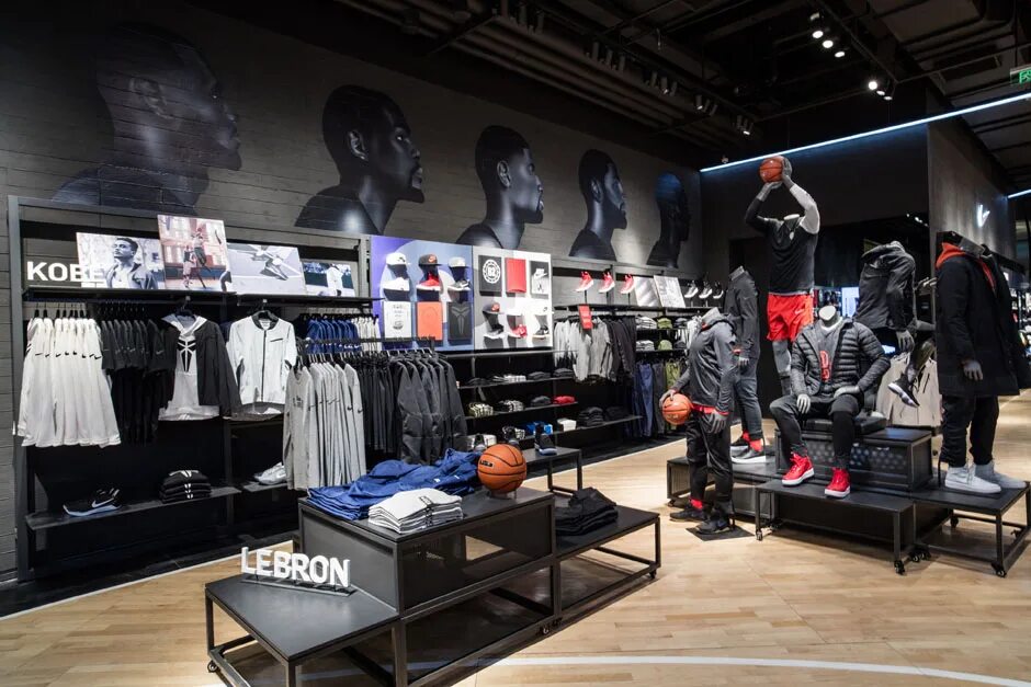 Спортивные магазины семей. Магазин Nike Jordan. Nike магазин Нью Йорк баскетбол. Витрина магазина спортивной одежды.