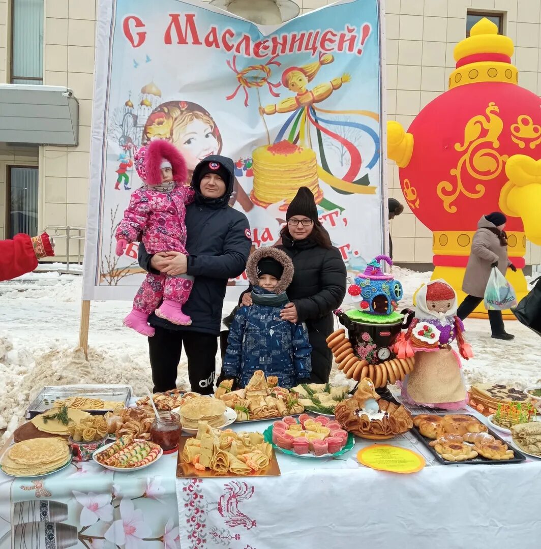 Конкурсы на масленицу для детей в школе. Украшения на Масленицу. Детские украшения на Масленицу. Декор стола на Масленицу. Украшения к Масленице для детей.