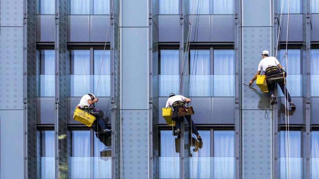 мойка фасадов. мойка окон альпинистами. мойка фасадов. мойка фасадов. промышленный альпинизм.