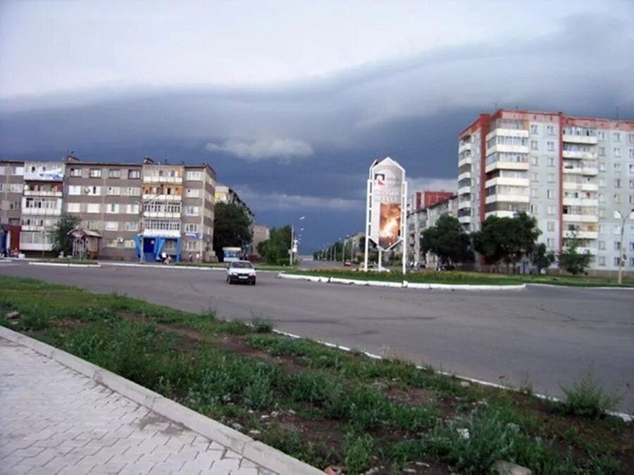 Саяногорский городской сайт. Город Саяногорск Республики Хакасия. Саяногорск сквер Саянский камень. Саяногорск фонтан Меридиан.