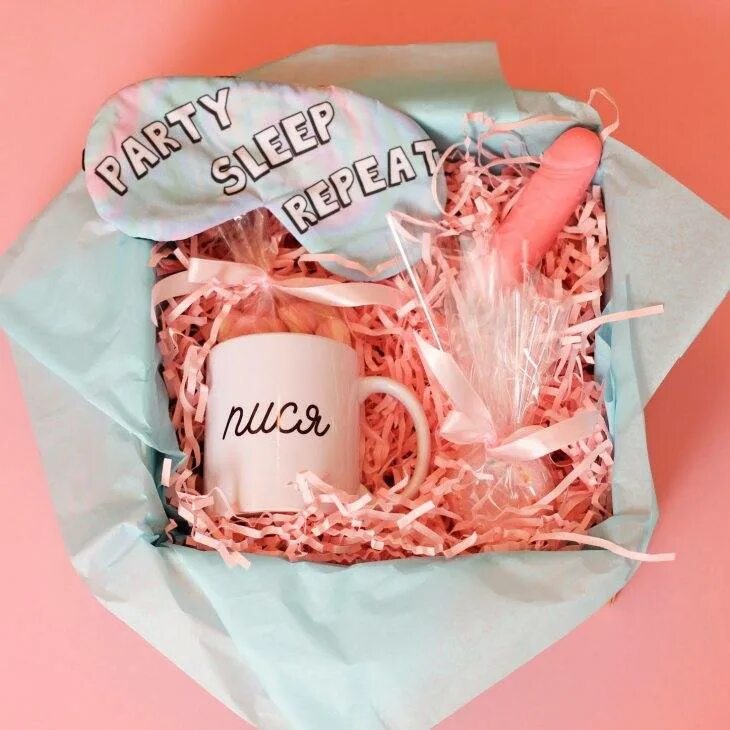 Что можно подарить подруге недорого. Коробка с подарками для подруги. Подарочный набор для девушки. Подарочный бокс для девушки. Необычный подарок подруге.