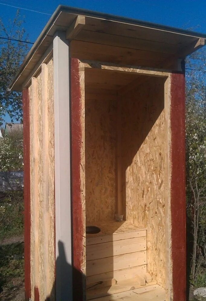 Крыша дачного туалета. Летний туалет. Туалет для дачи. Туалет дачный.