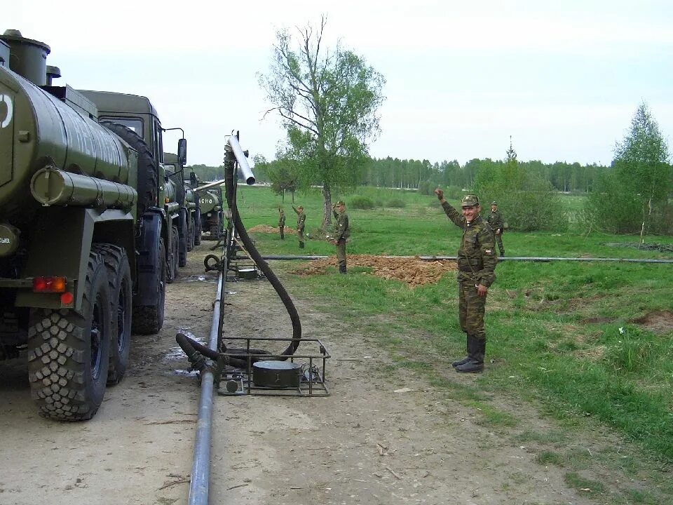 Служба в полевых условиях. Полевой заправочный пункт ПЗП-14. ПГС полевой склад горючего. Склад службы горючего. Полевой военный склад ГСМ.