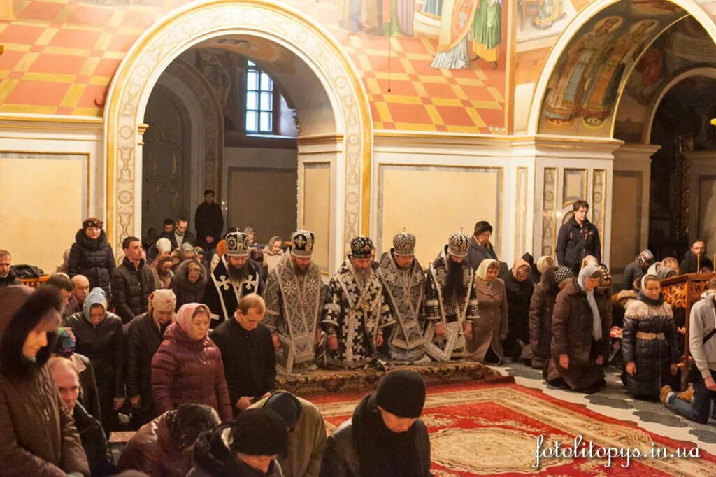 Кто стоит в церкви