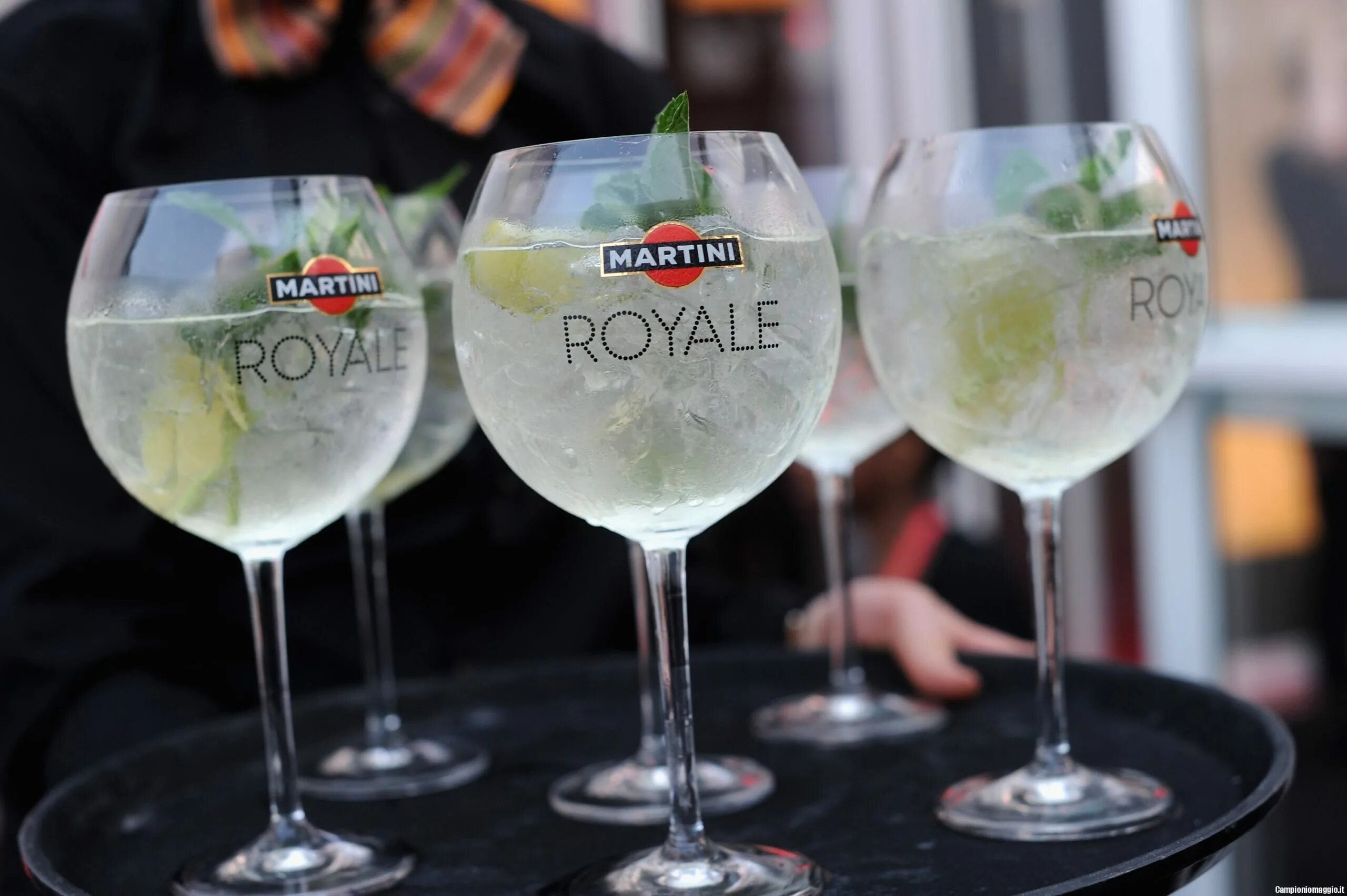 Коктейли с розовым вермутом. Martini Royale коктейль. Коктейли с мартини Бьянко. Коктейль из мартини Бьянко. Коктейль с мартини Бьянко и шампанским.