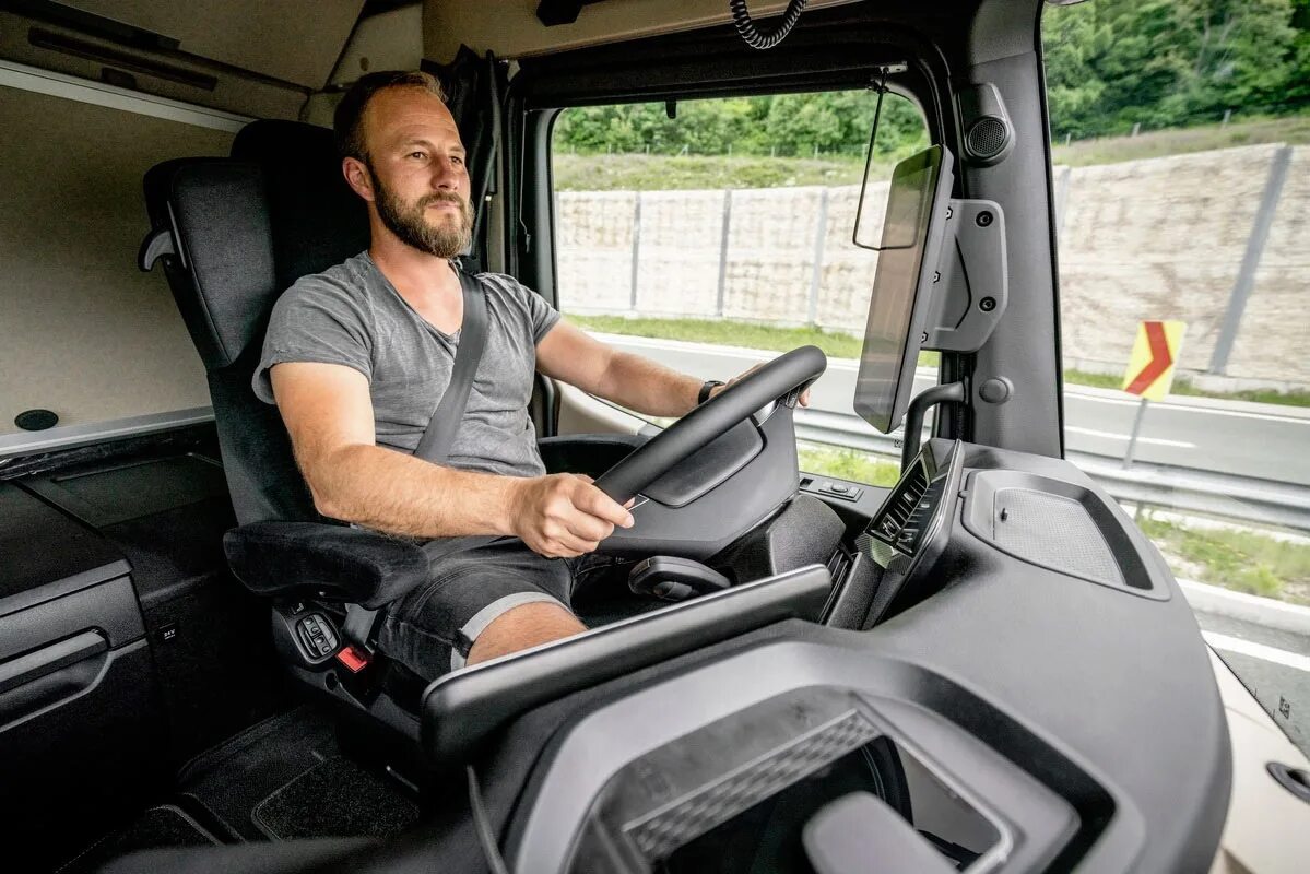 Мерседес Бенц Актрос 2018. Мерседес Актрос 2019 салон. Водитель Mercedes-Benz Actros. Грузовик Мерседес Актрос 2019. Водитель с грузовым 5 тонн