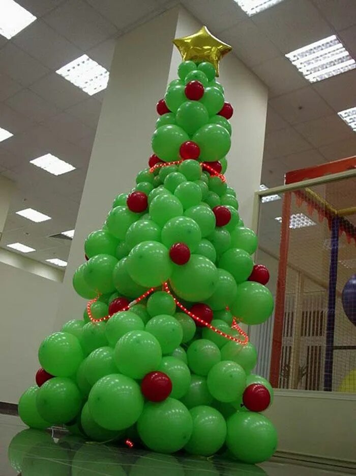 Сколько шариков на елку. Елка из воздушных шаров. Новогодняя елка из воздушных шаров. Елка из новогодних шаров. Елка из воздушных шаров своими.