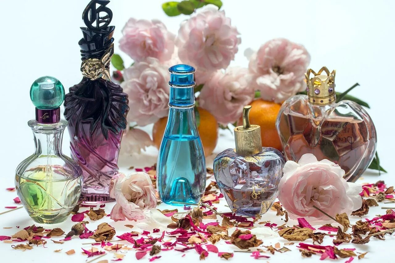 Туалетная вода perfumes. Парфюмерия. Элитная парфюмерия. Флакон с духами. Флакон женских духов.