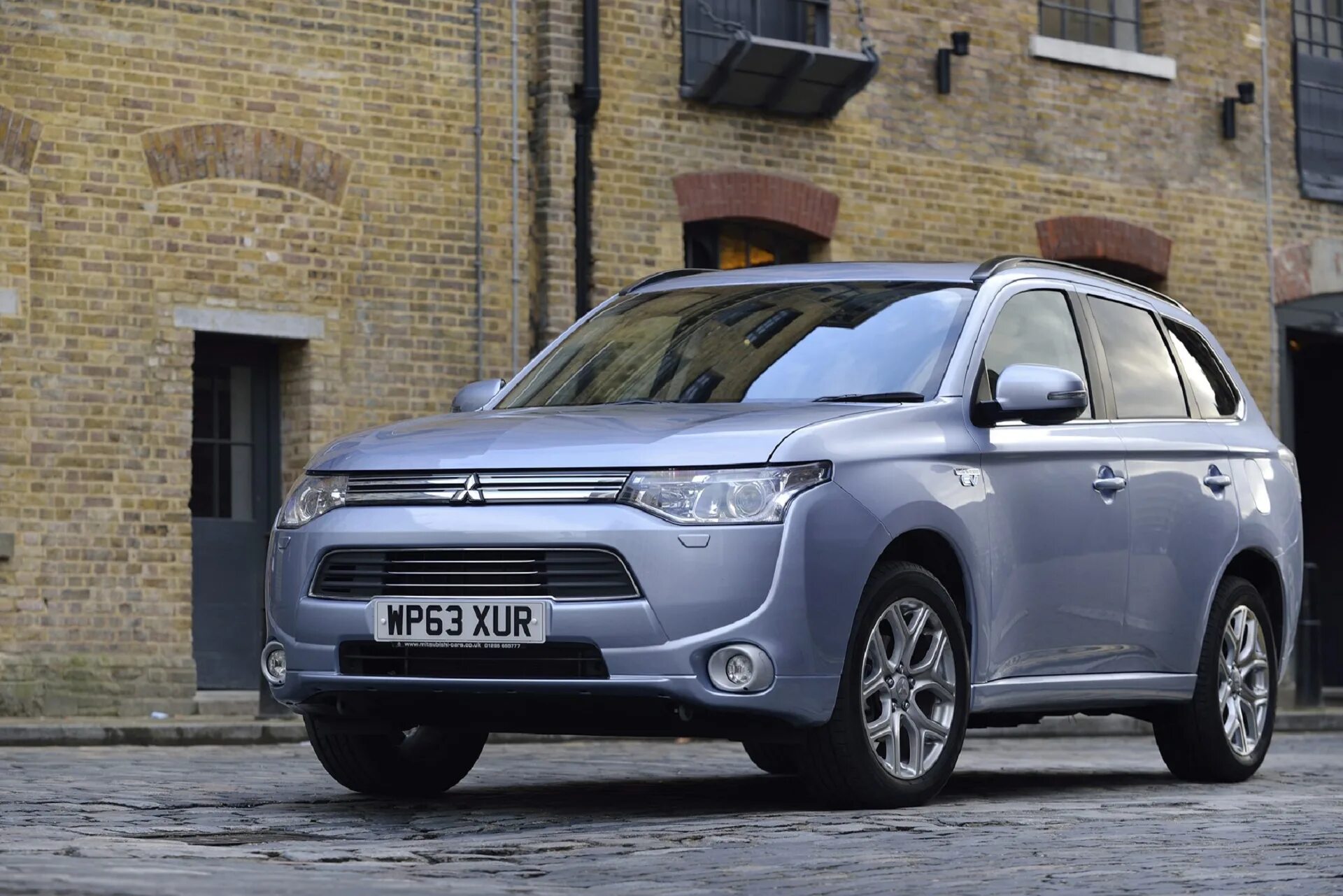 Outlander гибрид. Mitsubishi Outlander PHEV 2014. Митсубиси Аутлендер PHEV. Mitsubishi Outlander PHEV. Mitsubishi Outlander 2015.