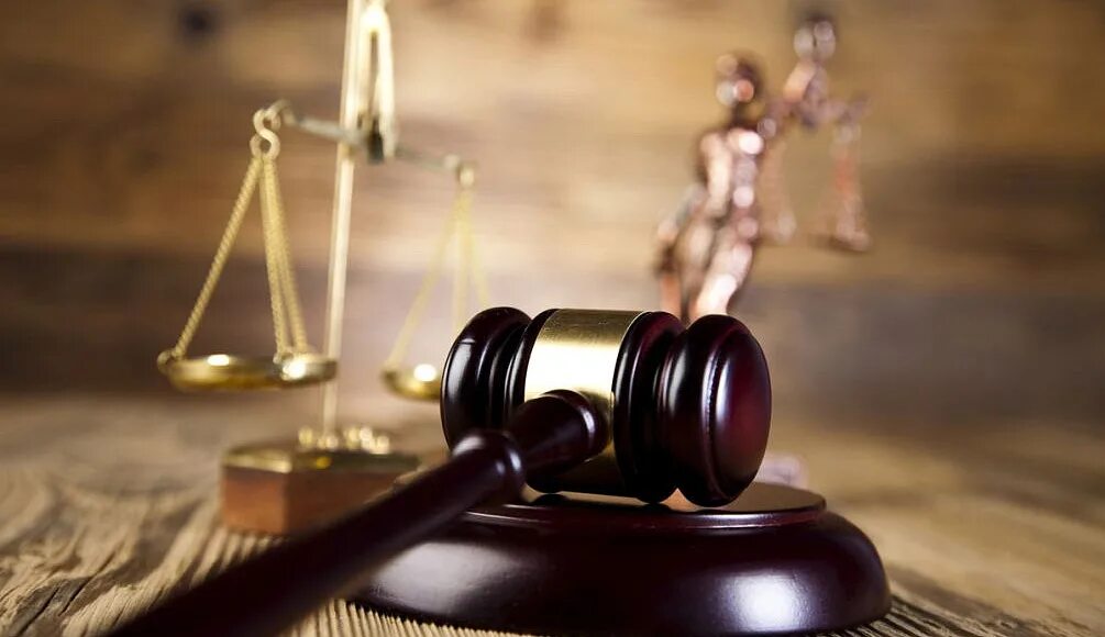 Судья сша. Law violation. Наручники и молоток судьи. Юридические услуги. Английский для юристов.