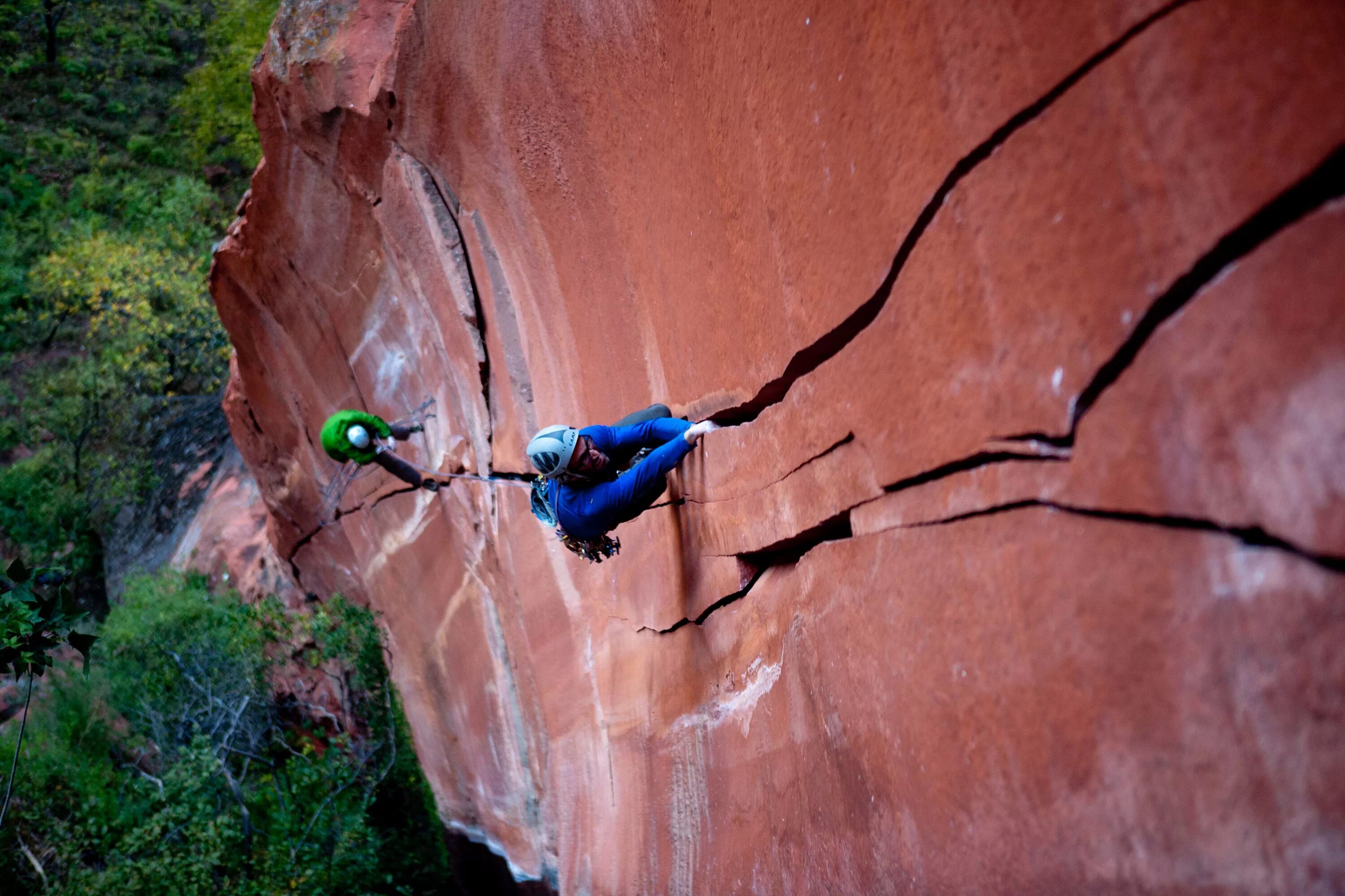 Скалолаз. Альпинизм. Скалолазание экстремальный спорт. Гора и скалолаз. Rock climbing is the most dangerous