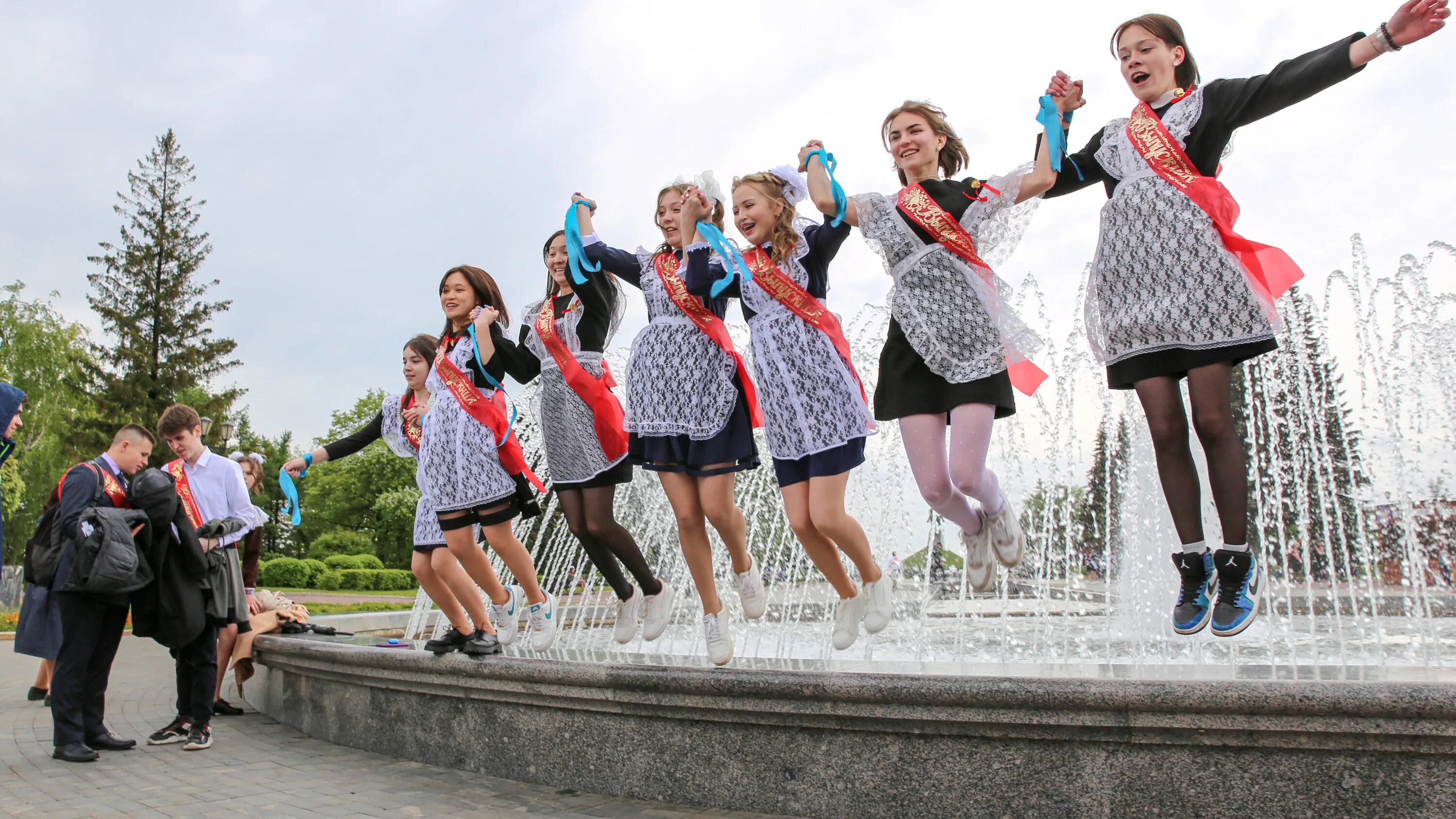 Выпускники школы. Последний звонок 9 класс 2023. Когда последний звонок у 9 классов. Выпускники на линейке. Когда последний звонок у 9 классов.