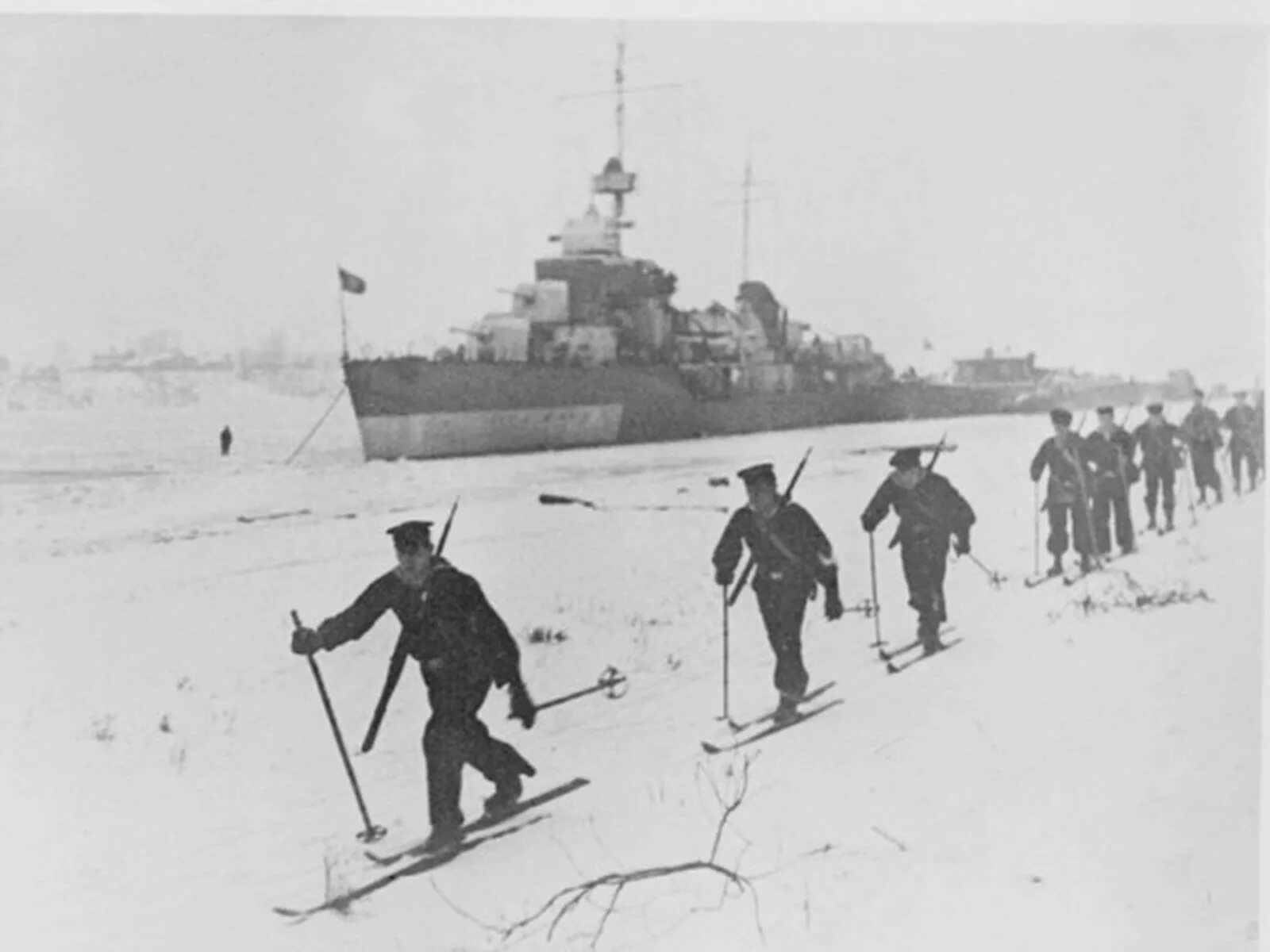 Кронштадт в годы великой отечественной. Кронштадт в ВОВ 1941-1945. Оборона Кронштадта 1941. Моряки в блокаду Ленинграда. Ладожское озеро блокада Ленинграда.