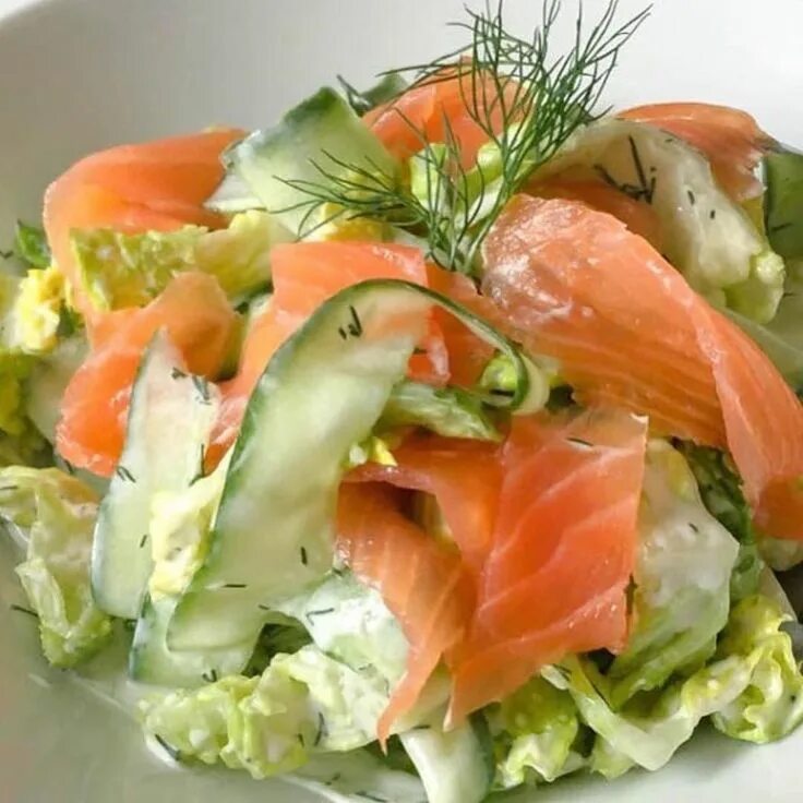 Вкусный и простой салат с рыбой. Салат салмон. салат с малосольной красной рыбой. салат с сёмгой слабосолёной. салат из малосольной семги.