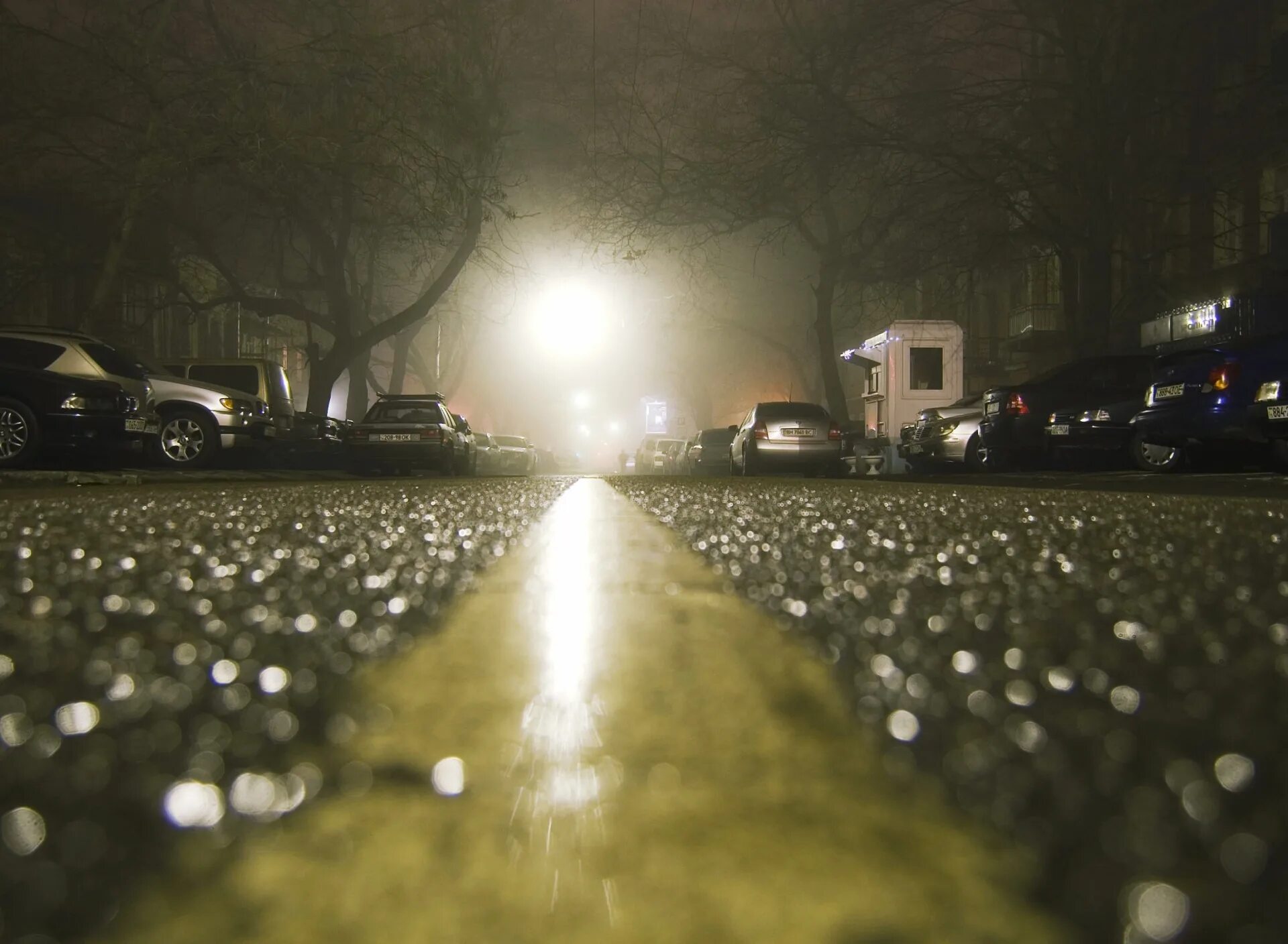 Мокрая дорога. Дорога дождь. Дождь ночью. Дорога в городе.