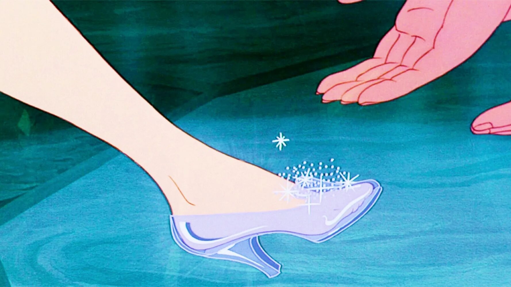 След золушка. Хрустальная туфелька Золушки Дисней. Золушка Дисней туфелька. Туфли Disney Золушка.