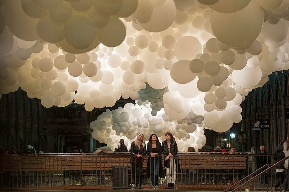 Декорации шарами. Облако из воздушных шаров. Инсталляция с воздушными шарами. Инсталляции из воздушных шаров. Огромные воздушные шары.