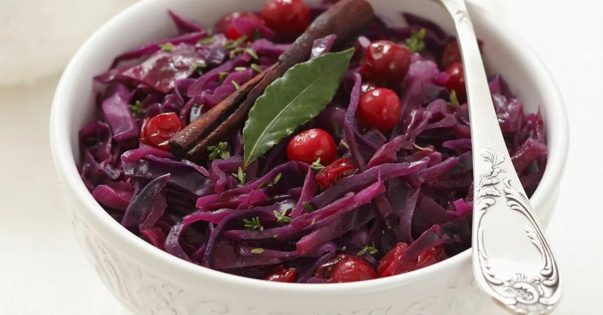 Капуста с вишней. Капуста с клюквой. салат с брусникой. салат с капустой и клюквой. салат из морской капусты с клюквой.
