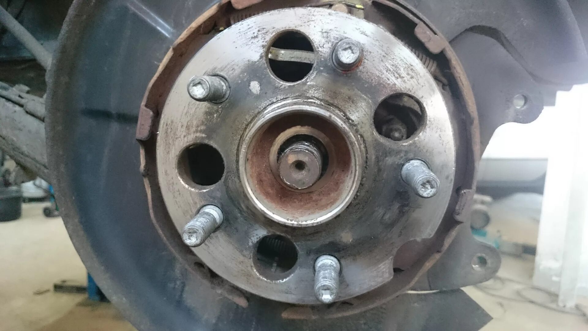 Рав 4 ступичный подшипник задний. Замена задней ступицы рав4 2002г. Замена заднего ступичного подшипника рав 4 4 поколения. Рав 4 замена заднего подшипника. Рав 4 замена заднего подшипника.