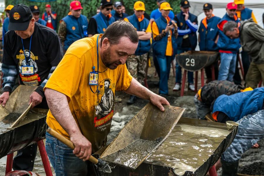 Где моют золото. Старатели добыча золота. Старатели намывают золото. Старательский Фарт Магадан. Промывальщик золота.