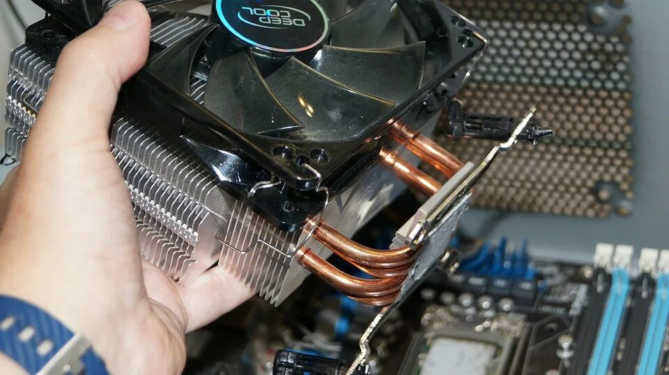 Как прикрепить кулер. Башенный кулер Cooler Master сокет 1155. Кулер Deepcool df1202512cl. ASUS радиатор процессора 775. Кулер на процессор Titan cnps10x.