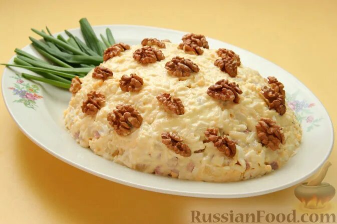 Салат с грецким орехом пошагово. Салат с курицей и орехами. Салат с черносливом и курицей и грецкими орехами. Салат в виде ананаса с грецким орехом. Салат курица чернослив грецкий орех яйцо.